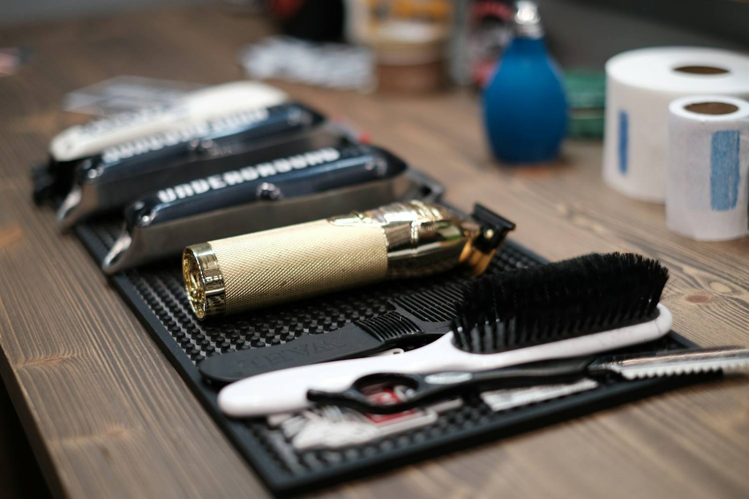 Trimmer, neck brush and razor on the station mat